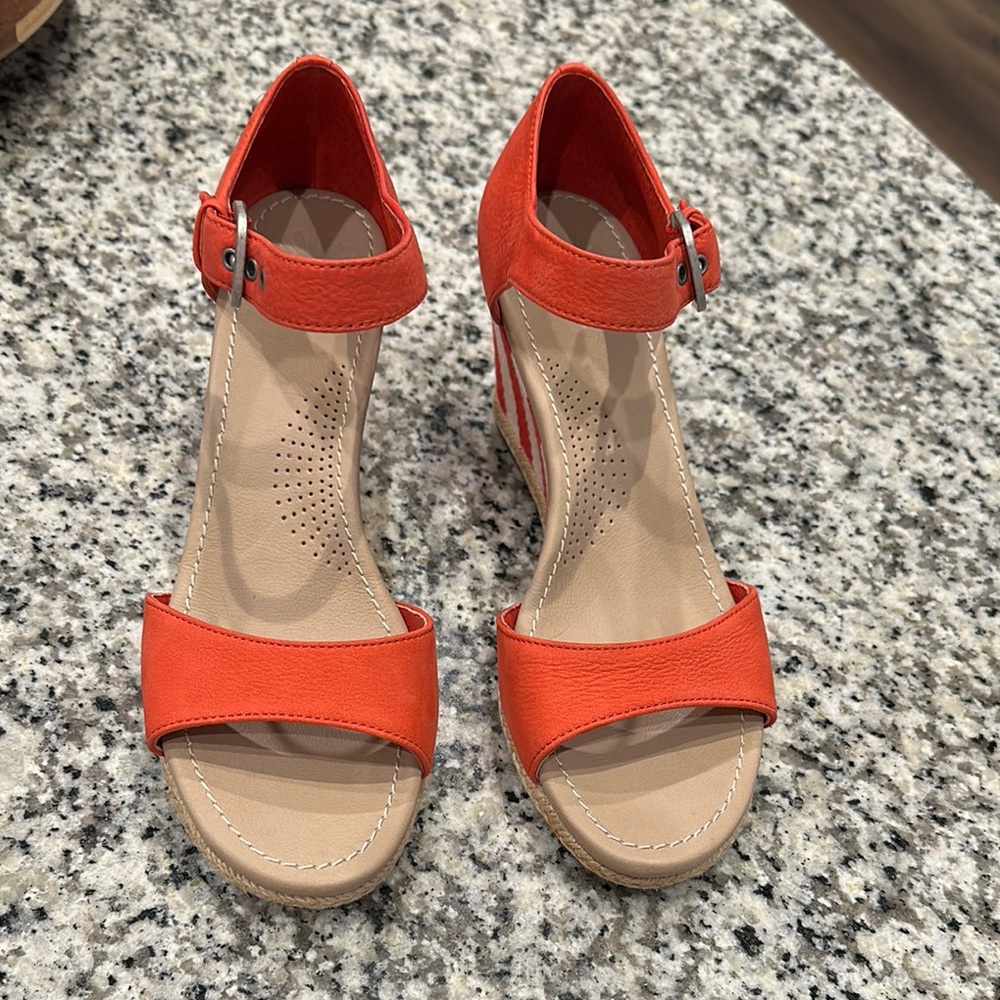 UGG Red Wedge Sandals with Open-Toe Design and Adjustable Ankle Strap - Picture 2 of 10